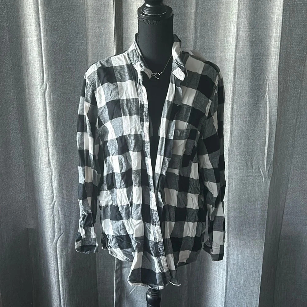 Black and White Plaid Universal Thread Button Up